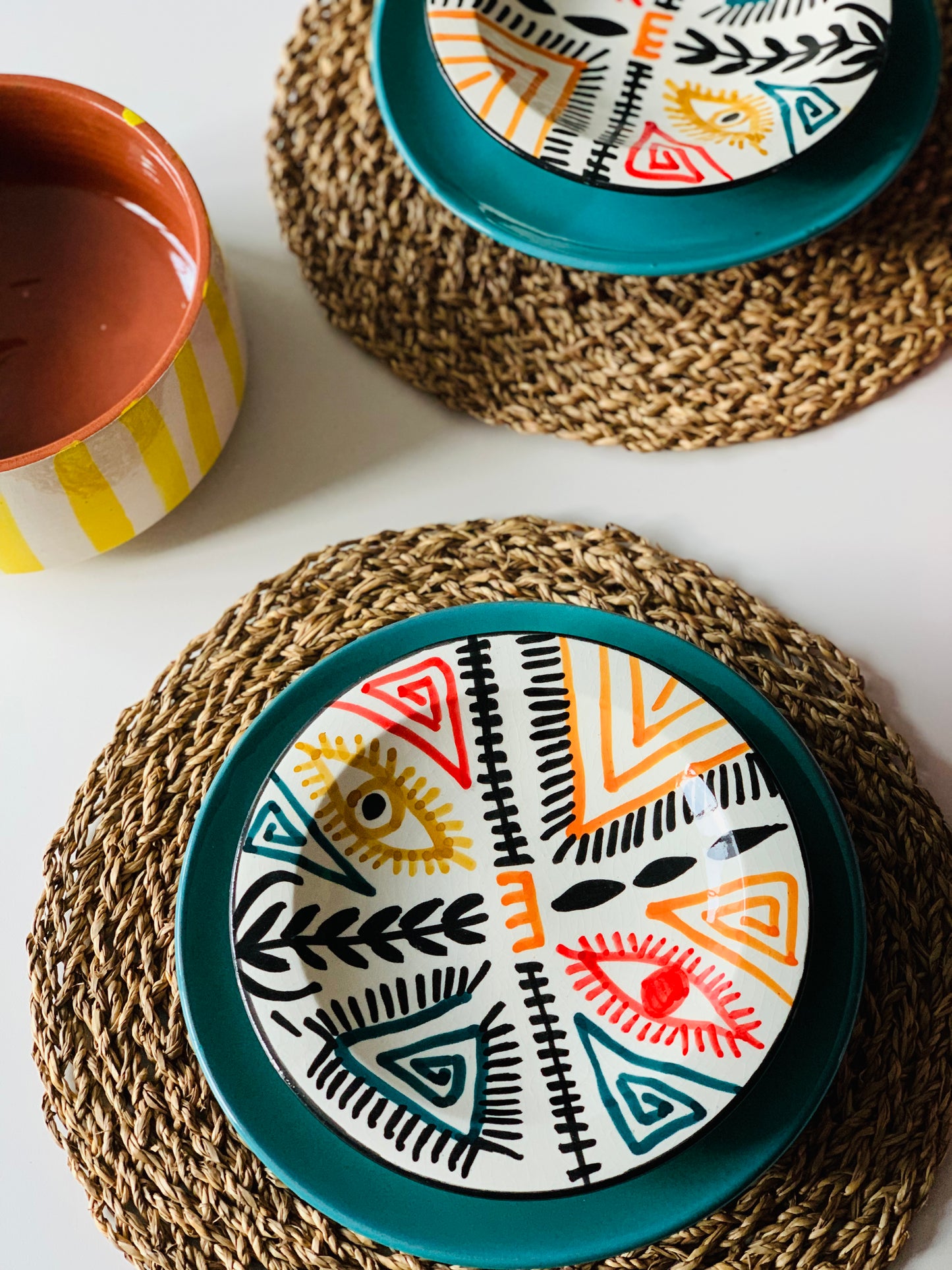 Deze unieke borden hebben 3 pootjes! Deze Marokkaanse unieke borden zijn met verschillende patronen en kleuren te combineren. Helemaal met eigen hand geschilderd en vervaardigd. In klein als groot formaat beschikbaar.   100% uniek en handmade.