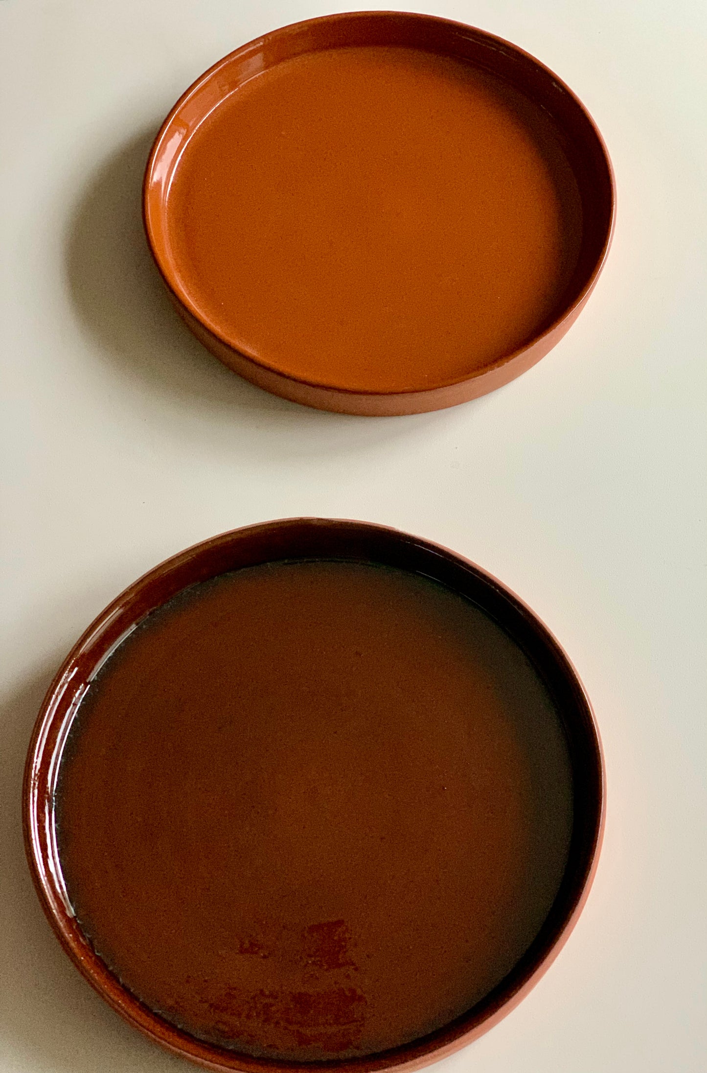 Marokkaans aardewerk borden. Prachtige unieke Marokkaans aardewerken borden. Terracotta kleur en donker bruin. Zijn uniek. Zeer leuk om met andere borden te combineren. 100% handmade.